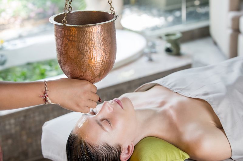 ¿Qué es un masaje deportivo? En general, el masaje describe la terapia manual del cuerpo mediante técnicas como golpeteos, manipulación, masajes y cepillado. Un masaje deportivo es un tipo de masaje especialmente intensivo en el que el terapeuta se centra específicamente en las partes del cuerpo que se han visto sometidas a tensión durante el entrenamiento. El énfasis principal está en relajar o activar la masa muscular, liberar la fascia y poner en movimiento los tejidos blandos. Los masajes deportivos están diseñados principalmente para aliviar el dolor, favorecer la recuperación, prevenir lesiones y mejorar el rendimiento, por ejemplo, en la preparación para una competición. Técnicas de masaje utilizadas en la terapia deportiva. Durante un masaje deportivo, se suelen utilizar movimientos firmes y movimientos intensos dirigidos hacia el corazón para promover la circulación sanguínea. Para activar las células y la masa muscular, el terapeuta de masaje trabaja la zona afectada con suaves toques y golpecitos. Si el objetivo es reducir el tono muscular, se utilizan técnicas más lentas y suaves de corte, golpeteo, masaje, sacudida y caricias. Para favorecer la recuperación después del ejercicio, los especialistas prefieren utilizar movimientos vibratorios, masajes y terapia de compresión o drenaje linfático. Esta es una forma particular de masaje clínico. Se utilizan métodos suaves para estimular el flujo linfático a través de los vasos linfáticos. Masaje deportivo vs. Masaje tradicional. El masaje deportivo es un tipo especializado de masaje tradicional. Otros tipos incluyen, por ejemplo, el masaje parcial, el masaje de cuerpo completo, el masaje funcional y el masaje de tejido profundo. En general, los masajes ofrecen relajar ciertas partes del cuerpo, por ejemplo, para minimizar la ansiedad o aliviar molestias.